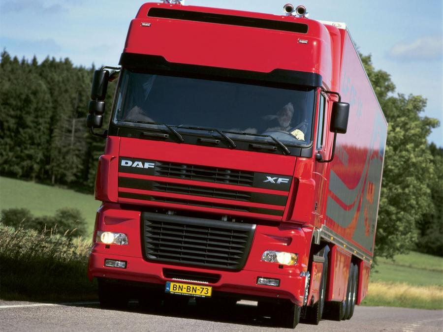  DAF XF95 4x2 FT Super Space Cab 2002 года  (фото 1 из 4)